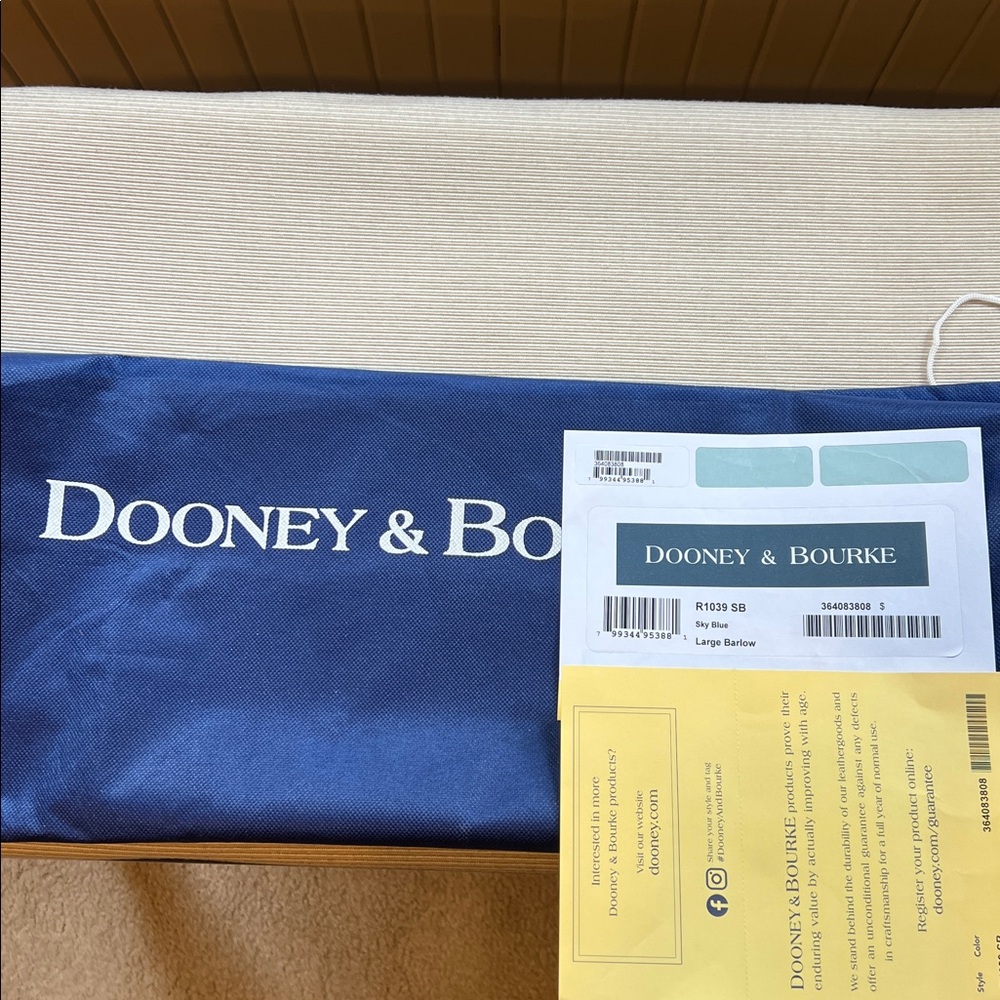 Gorgeous Dooney and Bourke bag - Picture 8 of 8